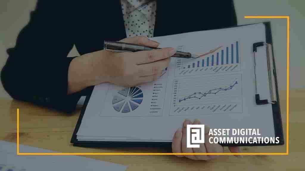 How to Measure Inbound Marketing ROI And Key Statistics Woman showing chart that represent inbound marketing roi